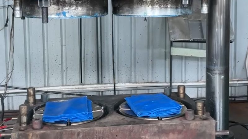双色注塑模具：定制报价背后的技术考量